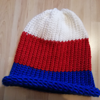 Pletená spadlá čepice (modrá, červená a bílá)