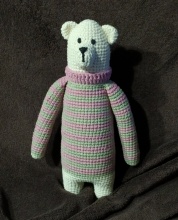 Medvěd v pruhovaném svetru