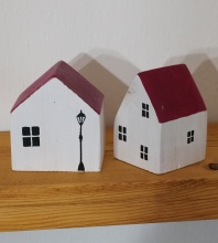 domečky s červenou střechou