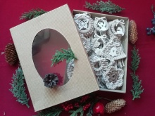 Macramé a háčkované vánoční ozdoby - šedobílé