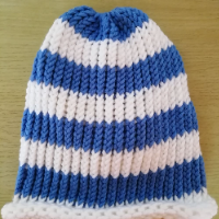 Pletená spadlá čepice ( modrá a bílá)