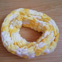Měkký pletený nákrčník puffy - bílá a žluté