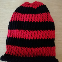 Pletená spadlá čepice ( tmavě červená a černá)